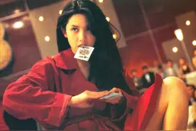 54岁邱淑贞近照曝光！叼扑克牌港片女神，和王晶分手嫁人退圈23年图片