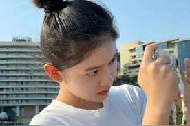 赵蕴卓在海边游玩，扎丸子头，特别好看图片