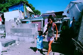 菲律宾“公墓贫民窟”：当地人在棺材上休息，小孩把骨头当玩具图片