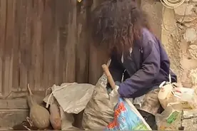 一博主假扮乞丐回家整蛊，家人的反应太真实，网友：看完真的会哭图片