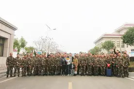 萌娃来接退伍爸爸回家图片