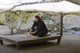 33岁女生在荒山独居6年，徒手建房、打理12000㎡地图片