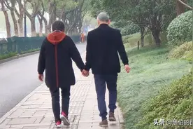 怂恿儿子抛弃相处8年的女友，另娶有钱的女人，如今报应来了图片