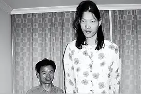 安徽女巨人：身高2.36米，鞋子穿78码，临终留下遗言：我想吃饱饭图片