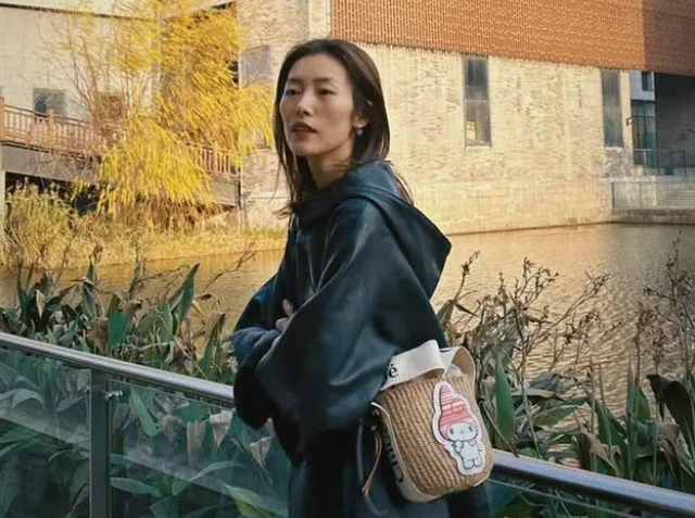 巴黎时装周刘雯造型为何争议不断