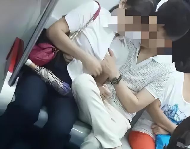 地铁内情侣激情热吻摸熊，女子沉醉闭着眼睛，网友：太辣眼了