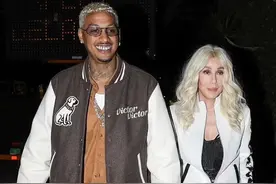 传奇巨星雪儿和小40岁的男友牵手赴晚宴，男友曾称不忠是其本性图片