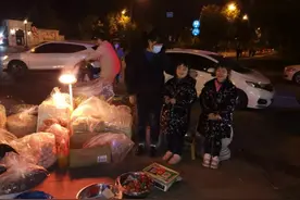 8岁双胞胎姐妹玩捉迷藏时捡20万现金，母亲报警后找到失主！民警：俩孩子将来一定是可造之材图片