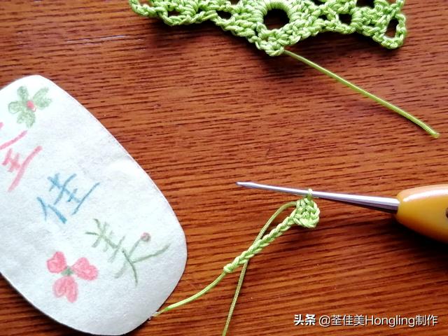 远方喜欢在银杏树下漫步的人,为你钩织了两片银杏叶哟