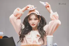 韩女团新年行大礼，中国籍成员不肯跪，网友赞：在韩务工人员就要站着赚钱图片