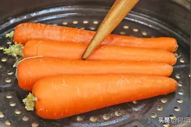 胡萝卜不要炖着吃了，放锅里蒸一蒸，营养下饭又解馋，比肉还香图片