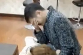 2015年大妈见到帅气小伙，上前掀开裤腿后，发现是失散的亲儿子图片