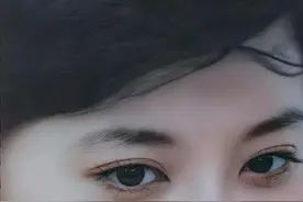 僵尸脸别穿军装，把女儿国国王跟余男放在一起看，差别看出来了吗图片