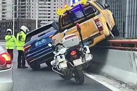 上海高架奥迪车一招制服工程车，奥迪车主是女司机，果然惹不起！图片