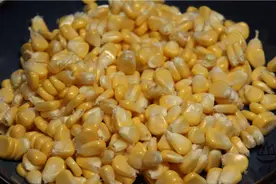 剥玉米原来这么简单，一把剪刀就搞定，1分钟一个，方法太实用了图片