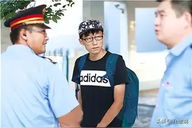 16年，山东学生高考志愿被篡改，同学被警方逮捕，其父母跪求谅解图片