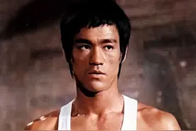 惨死在绯闻艳星床上，49年后，权威医生给出李小龙死因最新说法图片