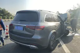南宁往北海高速公路上小车高速爆胎失控 撞上半挂车“很受伤”图片