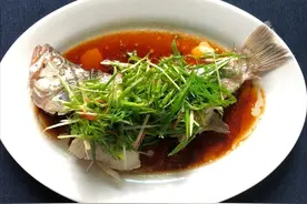 在家做清蒸鲈鱼，只需多加一个步骤，蒸出来鲜嫩可口，鲜嫩又好吃图片
