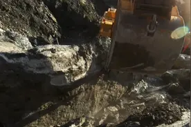 美国玉石又大又多，寻宝人挖到40吨重大玉石，转手就卖给中国人图片