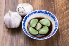 腌腊八蒜，有人切蒜根有人煮醋水，大厨：都不对，教你正确腌法图片
