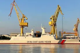 海警054A首舰下水，可加装民用垂发主打无人机！火力完全够用图片