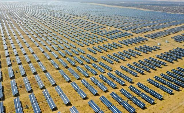 相当于20个三峡大坝，外媒突然发现，中国悄悄在沙漠里干了件大事