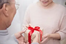 人到晚年才明白，女儿跟儿子确实不一样，68岁老人说出了大实话图片