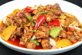 炖鸡肉，直接焯水是错的，做好这一步，鲜香又入味，鸡肉特别嫩图片