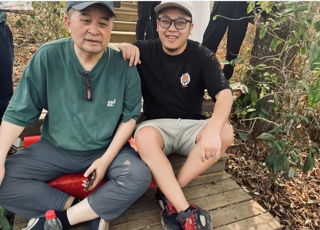 毕福剑现身网红聚会，跷二郎腿叼烟没人理，网友：太把自己当回事