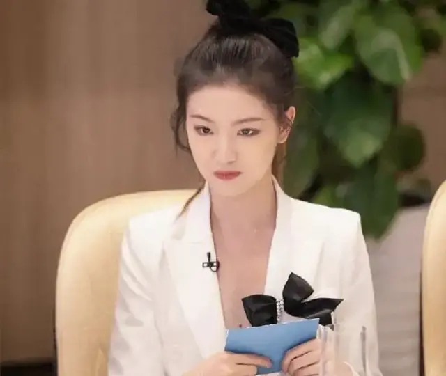 董明珠现身美女秘书直播间，二人牵手直播，动作亲密似母女-第3张图片-90博客网