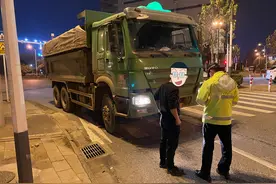 交警重拳整治渣土车，一晚17辆被查图片