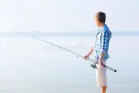 钓鱼人钓鱼时怎么选购海竿图片