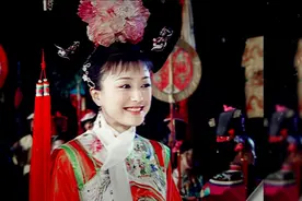 小燕子和知画谁才是正妻？睡衣、旗头上的区别，当家主母一看便知图片