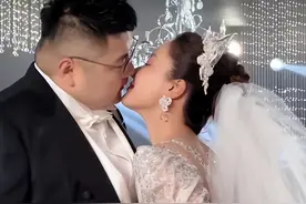 恭喜！3843万粉丝网红猴哥南京大婚，复古婚车让网友大开眼界图片