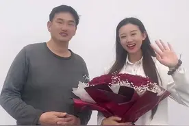 小羽毛离开姜涛后换炒作套路：一边晒豪车，一边蹭大衣哥流量图片