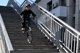 非常危险！过街天桥上小孩“飞车”练俯冲图片