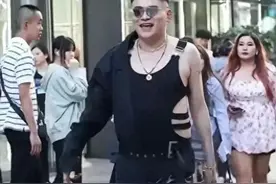 LV总监空降成都，全身穿搭高达3000万，网友辣评：像农民工赶火车图片