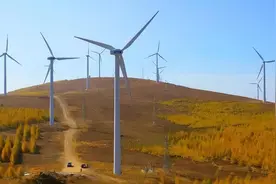 风力发电机的三个扇叶转速如此缓慢，是如何迎风转动并发电的？图片