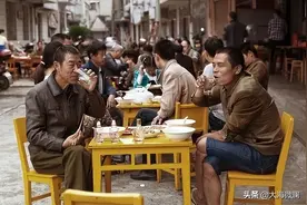 早上起来就喝大酒，还被称为“早酒文化”，网友：完全带偏年轻人图片
