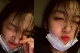 24岁“国民闺女”深夜聚餐，喝得烂醉如泥，被两人架着走出饭店图片