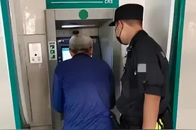 76岁的俞老伯认为，他在ATM机上存款，被机器侵吞900元，起诉银行还款，谁知这官司一打，就是723天。图片