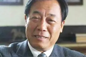 吴敬中在飞机上只用6个字就揭穿余则成身份：我已经两次救你性命图片