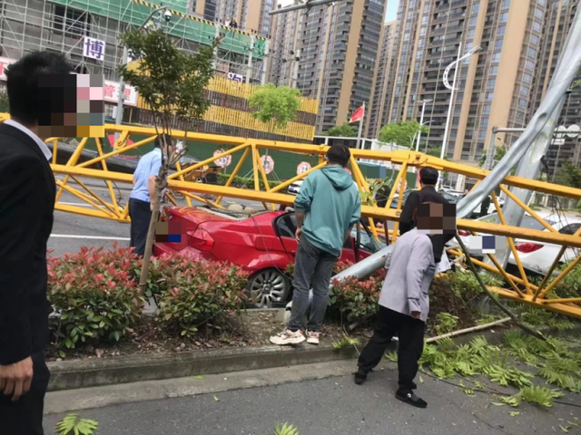 浙江平湖一吊车吊臂突然断裂，现场多辆汽车被砸，致1人死亡