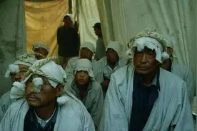 丧事活动中，长辈能给晚辈下跪吗？图片