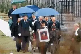 14年后遗嘱终生效，败光千万家产醒悟后，郑少秋女儿再得亿万遗产图片