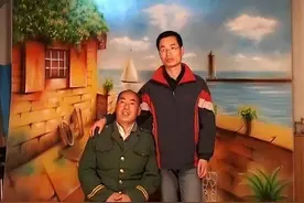 韩培印：倾家荡产供儿子上大学，毕业三年月薪1500，他做错了什么图片