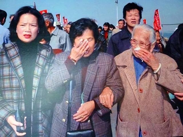 1949年5月,张彩霞与其国民党水师大副丈夫施宫存被告急转移台湾,匆忙