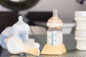 有一种“敷衍”叫开水烫奶瓶，3步正确洗奶瓶，别再喂娃细菌奶图片