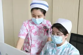 看到护士女友的工资单后，男生表示不理解，直言“就挣这点啊”图片